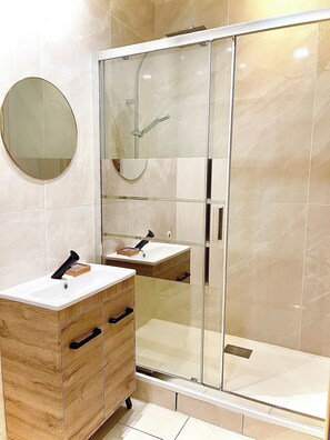 Bruser, hårtørrer, håndklæder, Toiletpapir