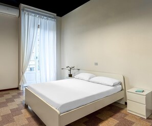 1 quarto, ferros/tábuas de passar roupa, roupa de cama