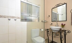 Een haardroger, handdoeken, zeep, toiletpapier