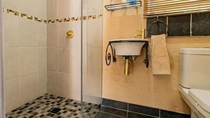 Secadora de cabello, toallas, jabón, papel de baño