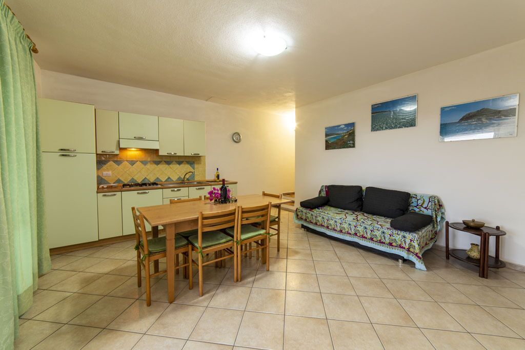 Full-sized fridge, stovetop, cookware/dishes/utensils