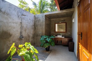 Luxury Double Room, Balcony, Lagoon View | Bathroom | Shower, free toiletries, hair dryer, towels - Omkara Rekawa (Netolpitiya)