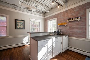 Kylskåp, mikrovågsugn, diskmaskin och kaffe- och tebryggare