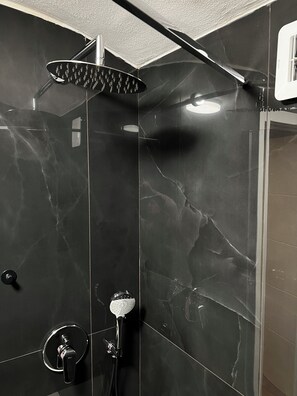 Shower, hair dryer, towels, soap - B&B Bari Vecchia R. separate entrance, private bathroom, . (Bari)