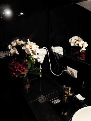 Shower, hair dryer, towels, soap - B&B Bari Vecchia R. separate entrance, private bathroom, . (Bari)