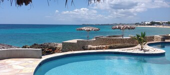 Charming 2-bedroom villa with AC, WiFi, stunning ocean views