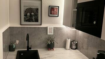 Geladeira, micro-ondas, cooktop, lava-louças