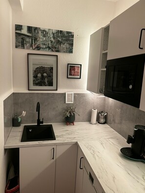 Jääkaappi, mikroaaltouuni, liesi, astianpesukone