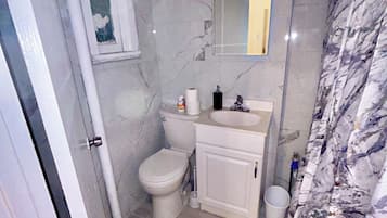 Secador de cabelo, toalhas de banho, sabonete, shampoo
