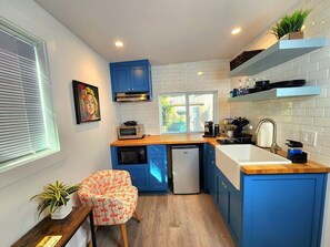 Mikrobølgeovn, kokeplater, kaffetrakter/tekoker og kjøkkenutstyr