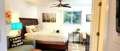 Tabla de planchar con plancha, wifi gratis, ropa de cama