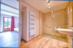 Een douche, een haardroger, zeep, toiletpapier