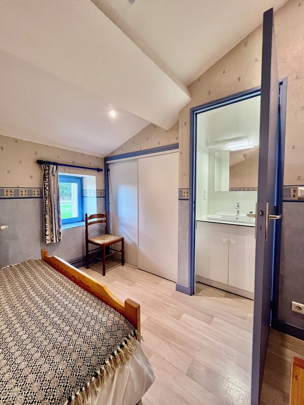 7 bedrooms, iron/ironing board, travel cot, WiFi