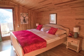 4 bedrooms, iron/ironing board, free WiFi, bed sheets