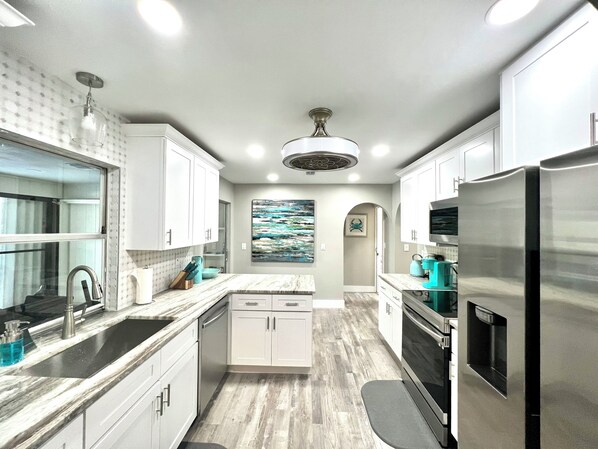 Réfrigérateur, four à micro-ondes, un four, surface de cuisson