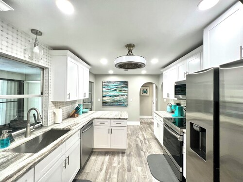 Cozy 3-bed 2 bath in lovely Port Charlotte with heated pool and optional boat.