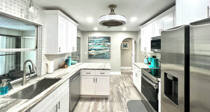 Cozy 3-bed 2 bath in lovely Port Charlotte with heated pool and optional boat.
