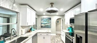 Cozy 3-bed 2 bath in lovely Port Charlotte with heated pool and optional boat.