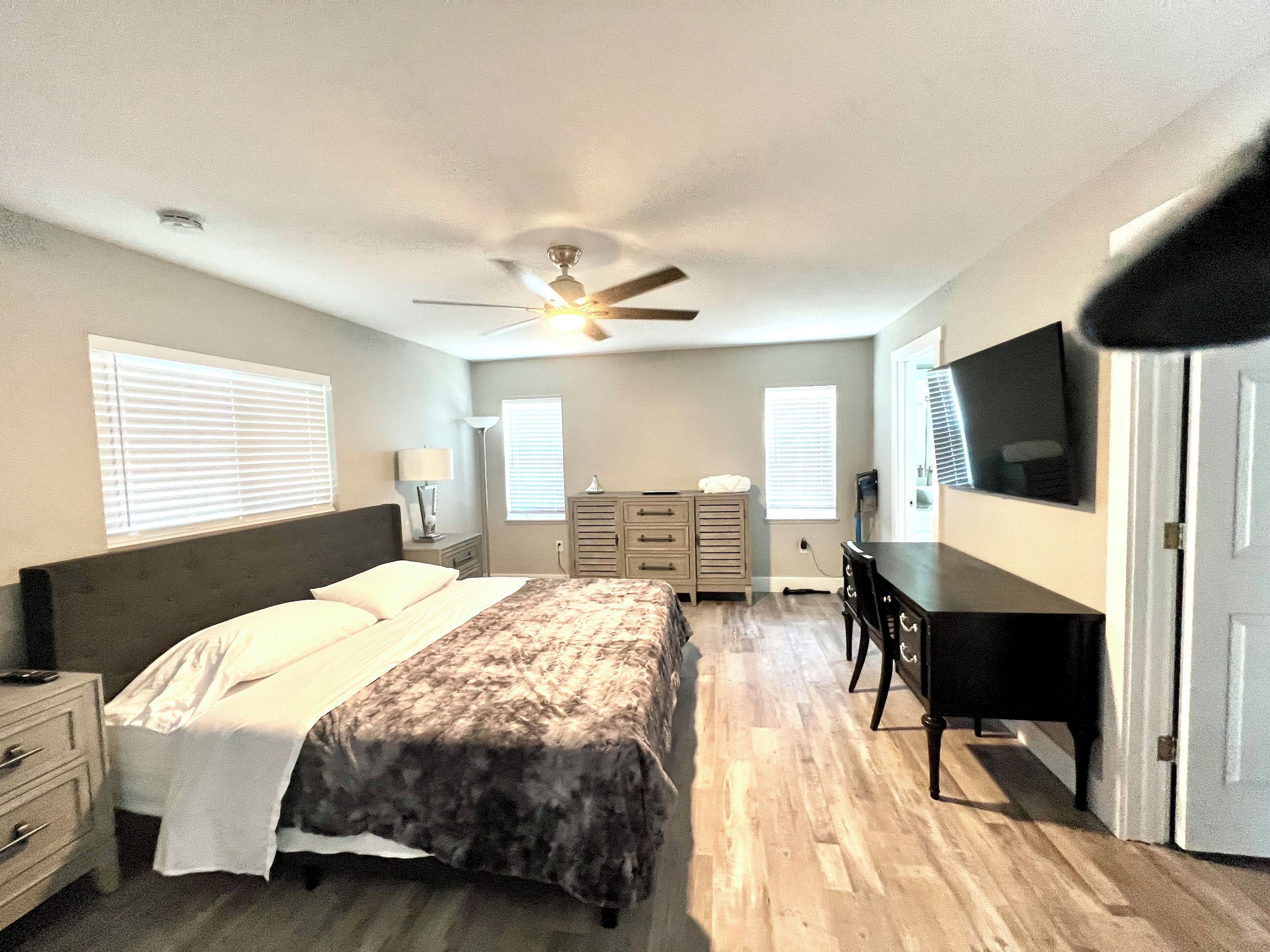 3 chambres, bureau, fer et planche à repasser, accès au Wi-Fi (inclus)