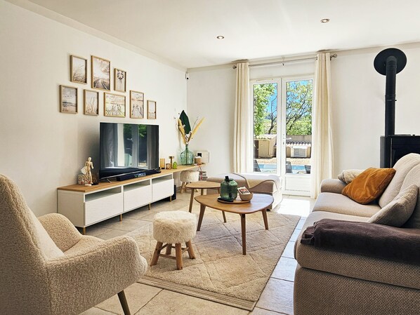 Smart TV, fireplace - House with swimming pool for seasonal rental-Lubéron/ Saint- Saturnin- Lès- Apt (Saint-Saturnin-lès-Apt)