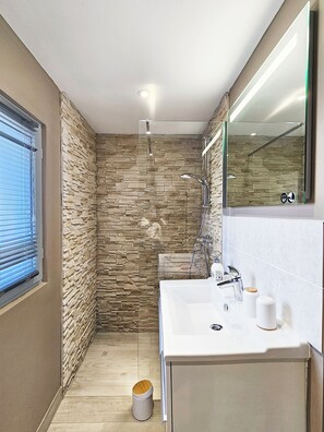Een douche, een haardroger, handdoeken, zeep