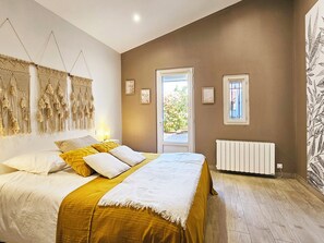 3 bedrooms, iron/ironing board, WiFi, bed sheets - House with swimming pool for seasonal rental-Lubéron/ Saint- Saturnin- Lès- Apt (Saint-Saturnin-lès-Apt)