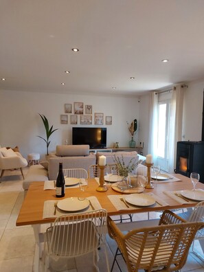 Dining - House with swimming pool for seasonal rental-Lubéron/ Saint- Saturnin- Lès- Apt (Saint-Saturnin-lès-Apt)