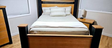 Escritorio, tabla de planchar con plancha, cuna de viaje y wifi gratis