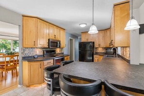 Coffee/tea maker, fridge, microwave, oven - Cozy Home | 20min->MSP | Dogs (Burnsville)