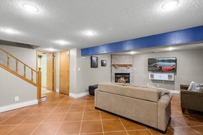 TV, fireplace, video games - Cozy Home | 20min->MSP | Dogs (Burnsville)