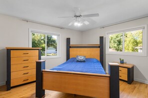 4 chambres, fer et planche à repasser, lit de bébé portatif