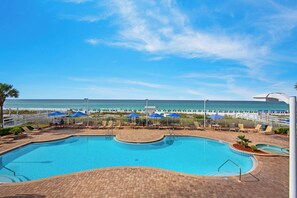 Een verwarmd zwembad