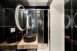 Leilighet – design, 2 soverom | Bad | Dusj, toalettartikler (inkludert), hårføner og håndklær