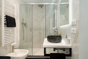 Design appartement, 1 slaapkamer | Badkamer | Een douche, gratis toiletartikelen, een haardroger, handdoeken