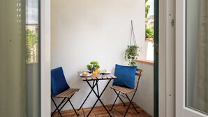 Un'area pranzo accogliente con un tavolo, due sedie e una pianta in vaso.