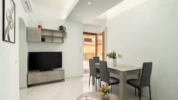 Apartamento de diseño, 2 habitaciones | Zona de estar | Una televisión