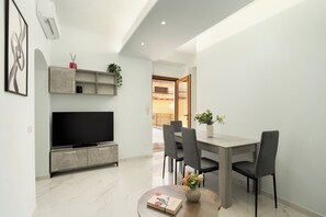 デザイン アパートメント 2 ベッドルーム | リビング エリア | テレビ