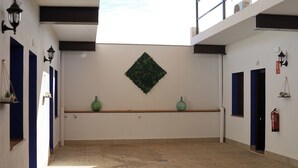 Ruime binnenruimte met patroon vloerbedekking, een centrale bank en een decoratief wandkunstwerk.