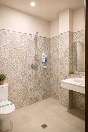 Douche, articles de toilette gratuits, serviettes fournies, savon