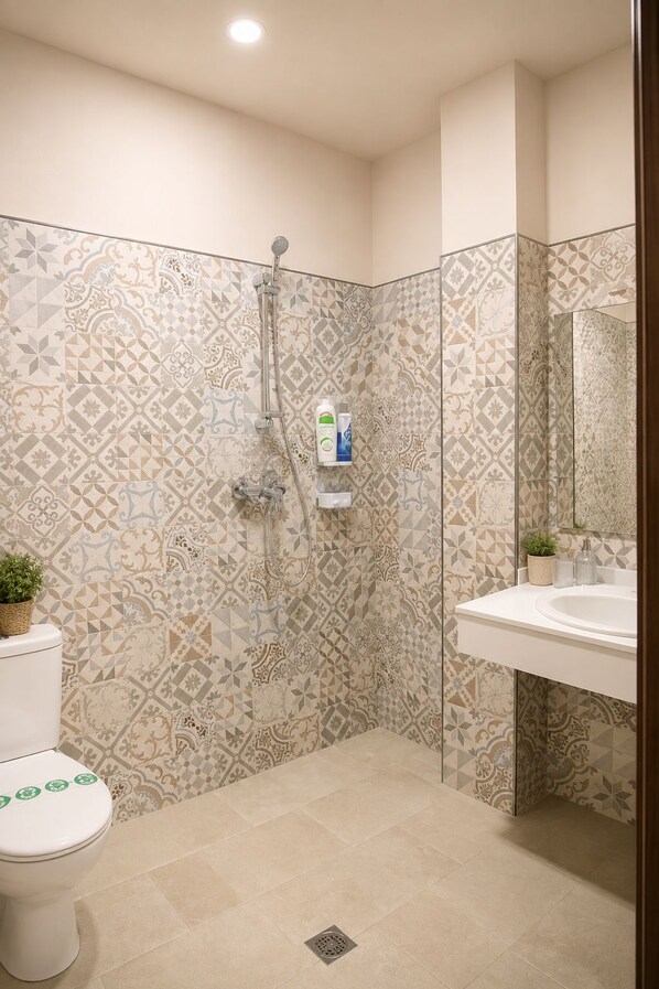 Un baño con baldosas estampadas, un inodoro, una ducha y un lavabo con espejo.