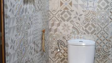 Phòng đôi hoặc 2 giường đơn | Phòng tắm | Buồng tắm vòi sen, đồ dùng nhà tắm miễn phí, khăn tắm, xà phòng