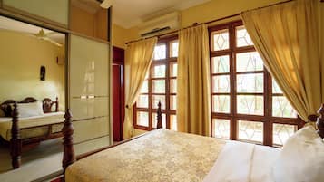 Deluxe-Apartment, 2 Schlafzimmer, Poolblick | 2 Schlafzimmer, Bügeleisen/Bügelbrett, kostenloses WLAN