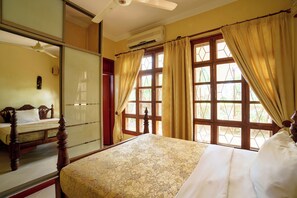 Apartamento luxo, 2 quartos, vista para a piscina | 2 quartos, ferros/tábuas de passar roupa, Wi-Fi de cortesia