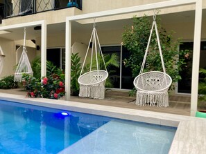 Design-huoneisto, kylpyhuone makuuhuoneen yhteydessä, näköala uima-altaalle (Supérieur) | Ulkouima-allas