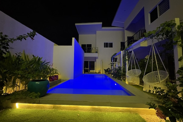 Una piscina al aire libre