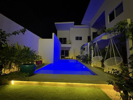 Una piscina al aire libre