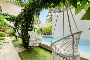 Una piscina al aire libre