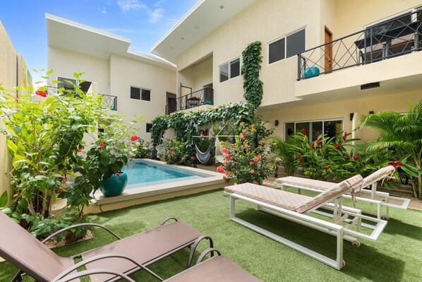 Doppelzimmer, mit Bad, Poolblick (Premium) | Außenpool