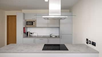 Full-size fridge, microwave, oven, stovetop