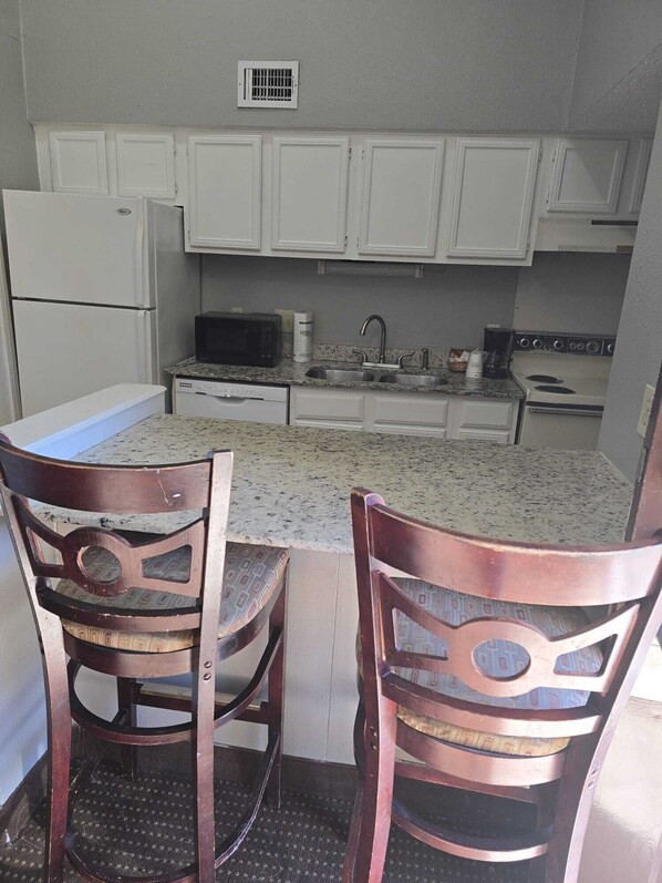 Microwave - Furnished and Spacious 2-Bedroom Apartment in Downtown Dallas Medical District (Dallas)